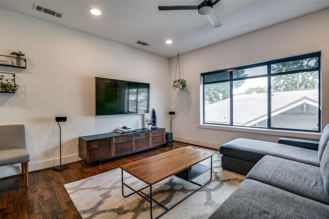 Building Photo - Prime Lower Greenville location with an open floorplan!
