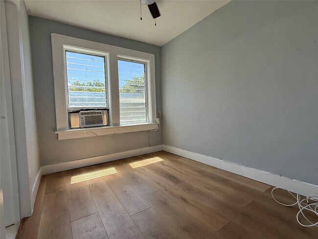 Building Photo - 1621 Van Buren St