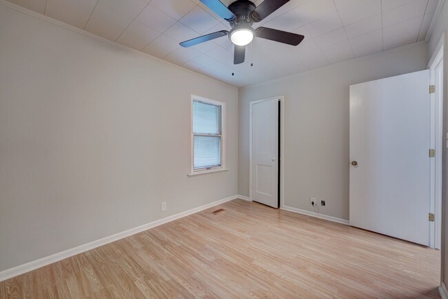Building Photo - 4 Bedroom Available Now!
