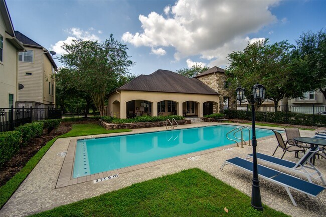 Building Photo - 9147 Lago Crest Dr