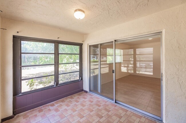 Building Photo - 5029 Rose Hill Dr