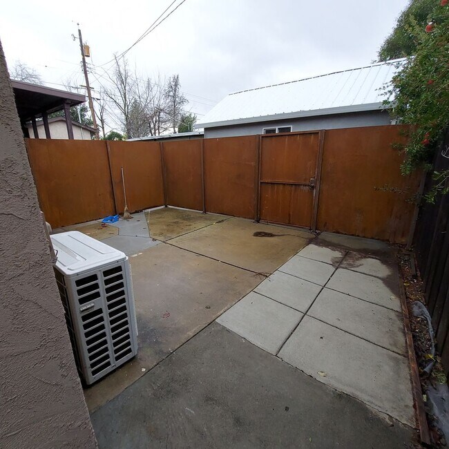 Building Photo - Charming 2bedroom, 2bath home, Like New near Land Park Area and City College.