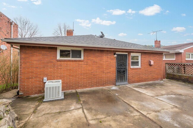 Building Photo - Stunning 3 bed, 2 bath home in East Hills available August 1!