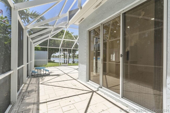 Building Photo - 897 Dickens Pl