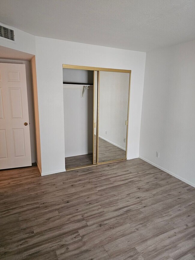 Building Photo - Unfurnished Long Term