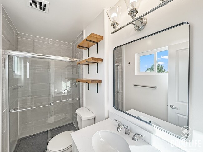 Building Photo - Beautiful 3BD/2BA with Updated Kitchen, 2-Car Detached Garage and A/C in Clairemont!