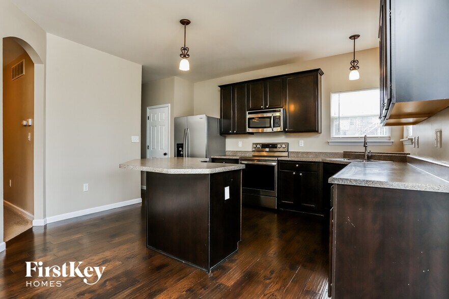 Building Photo - 700 Phoenix Way