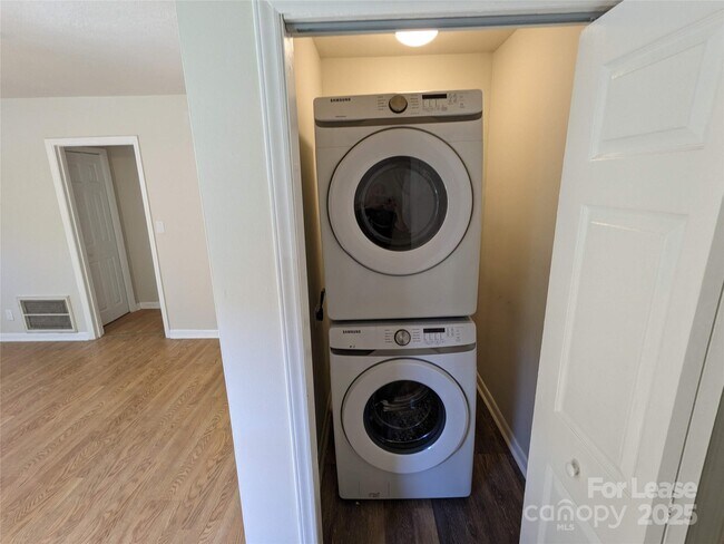 Building Photo - 25.5 Woodrow Ave