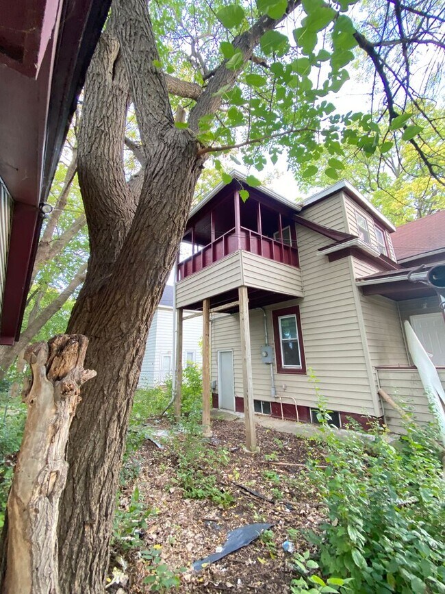 Building Photo - 4 Bdr/2Bath Spacious Home Available