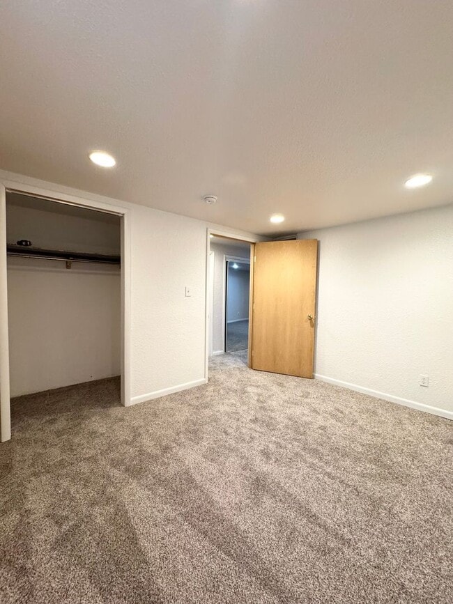 Building Photo - 5 bed 2 bath ranch with finished basement in Loveland