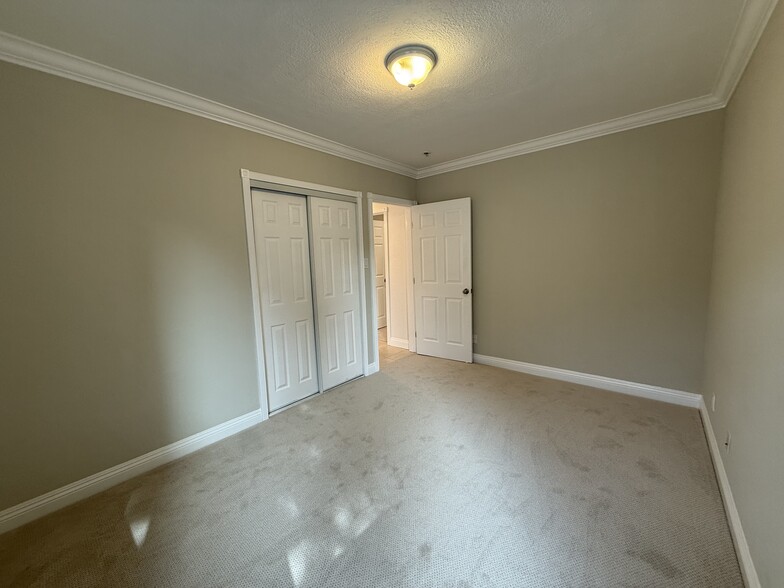 Building Photo - 3149 Rogers Ave