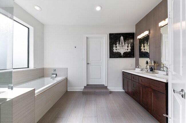 Building Photo - 4301 Vivian St