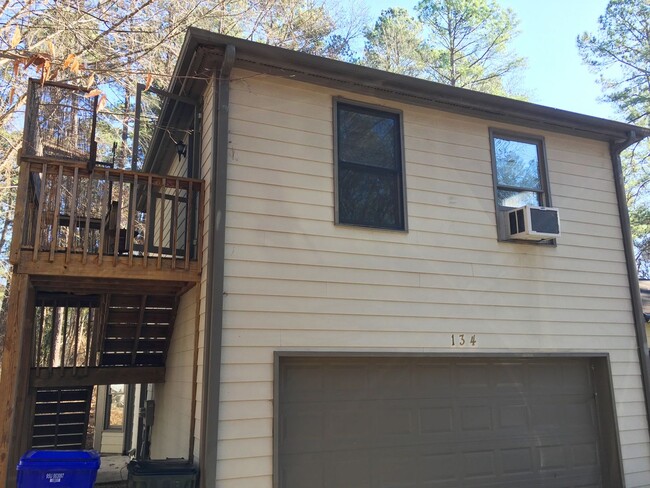 Building Photo - Charming, updated 3br house w/ separate ga...