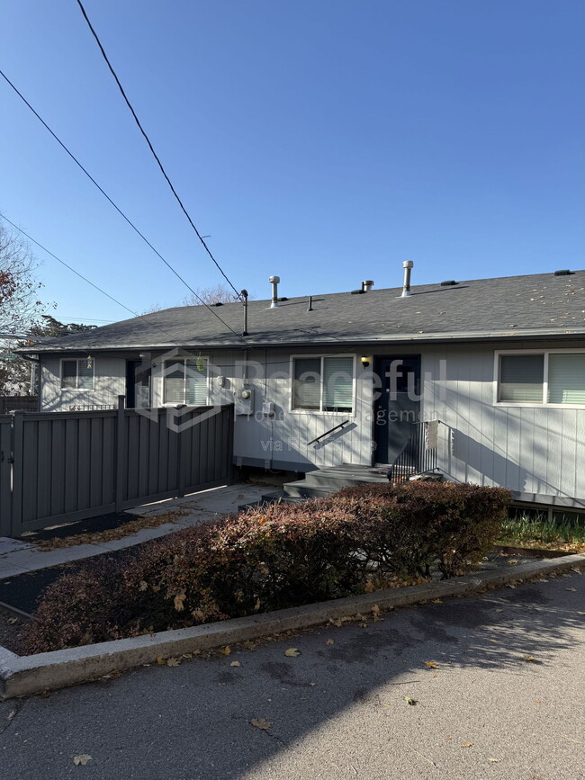 Building Photo - 2025 Broadmoor St S