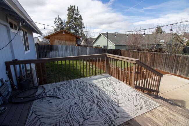 Building Photo - MOVE IN SPECIAL IF YOU SIGN LEASE BY 4/15/2026!!!!!!! Newly Updated 3/2 Home in SW Redmond