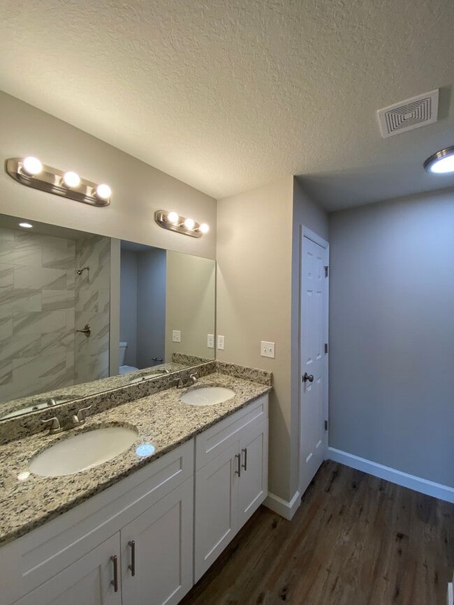 Building Photo - Custom Home - Desirable SE Belleview Neigh...