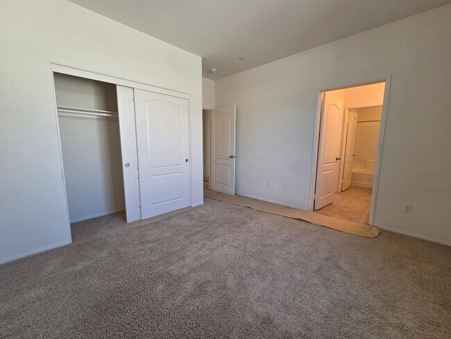 Building Photo - New Listing!