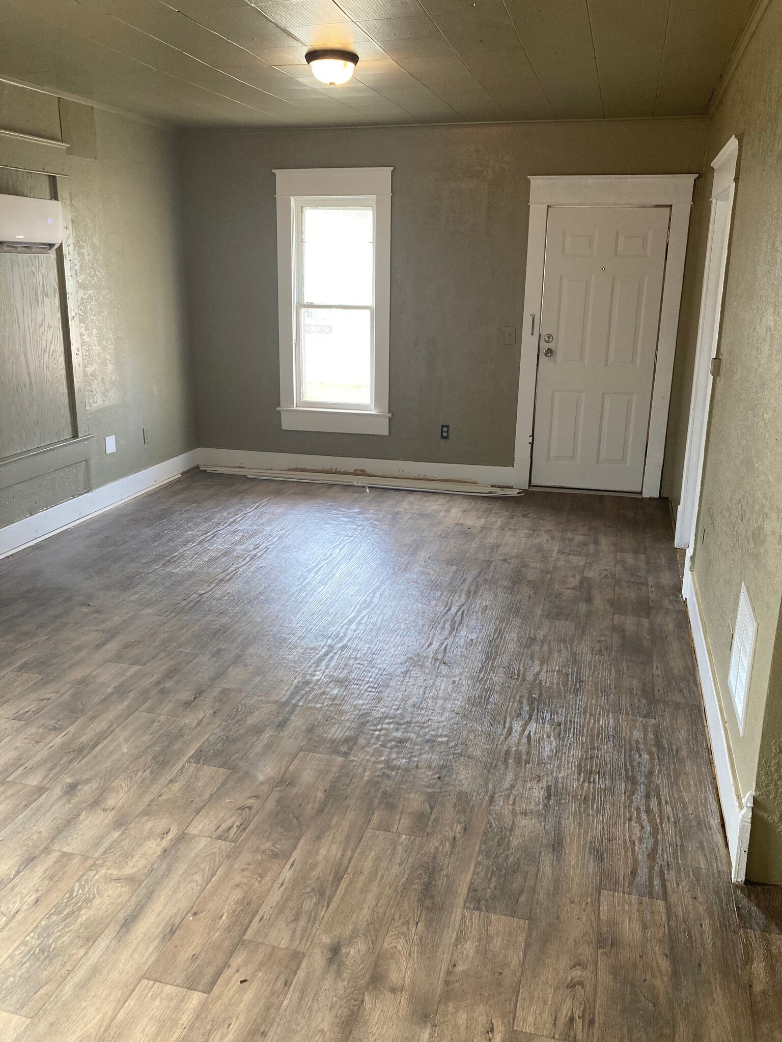 Living Room - 1031 N Jefferson St