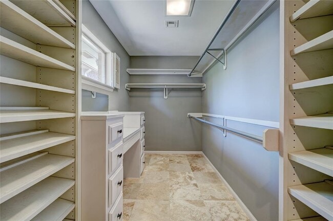 Building Photo - 6325 Glenbrook Ct