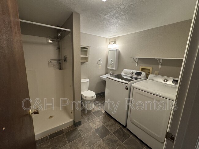 Building Photo - 3285 Canyon Dr