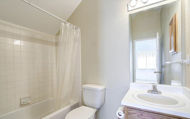 Upstairs Bathroom - 1225 W Prospect Rd