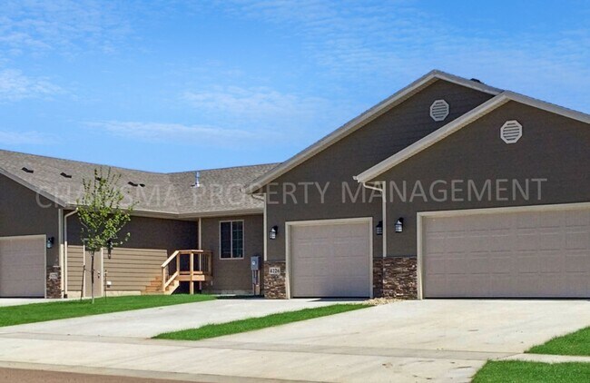 Building Photo - 3 BD, 2 BA TOWNHOME, ATTACHED GARAGE, FIRE...
