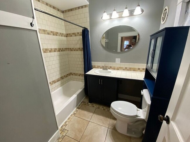 Building Photo - 1017 Elm St NW