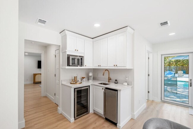 Building Photo - 383 Lakeview Dr