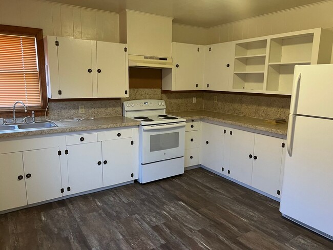 Building Photo - Country Living Home