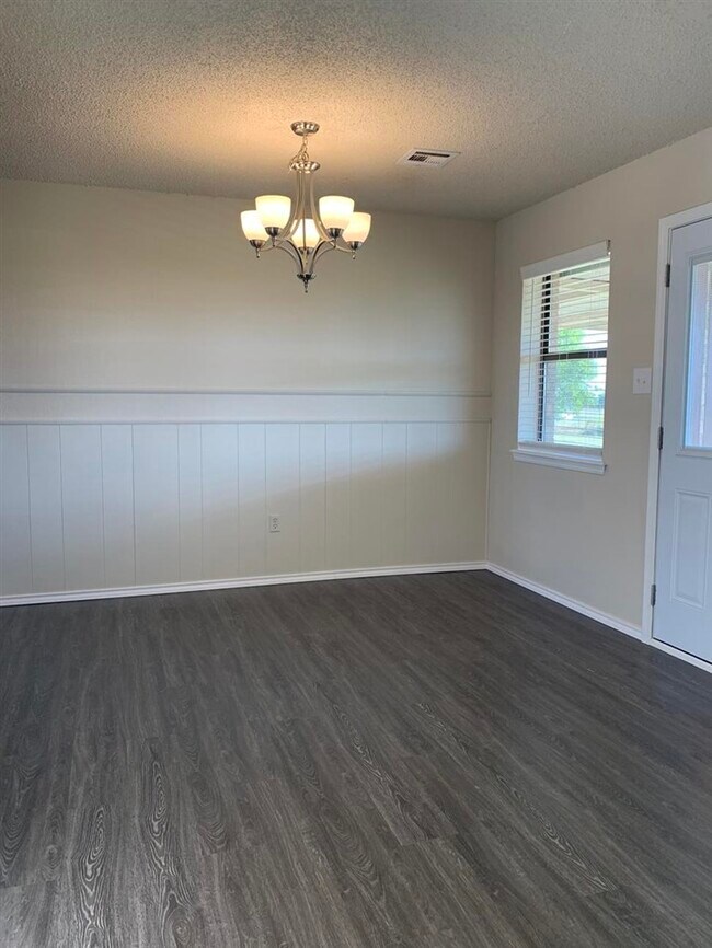 Building Photo - 102 Mohawk Ave