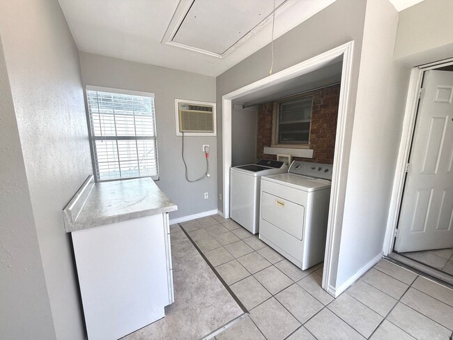 Building Photo - Large 5BD 3.5BA Home w/ Bonus ADU close to...