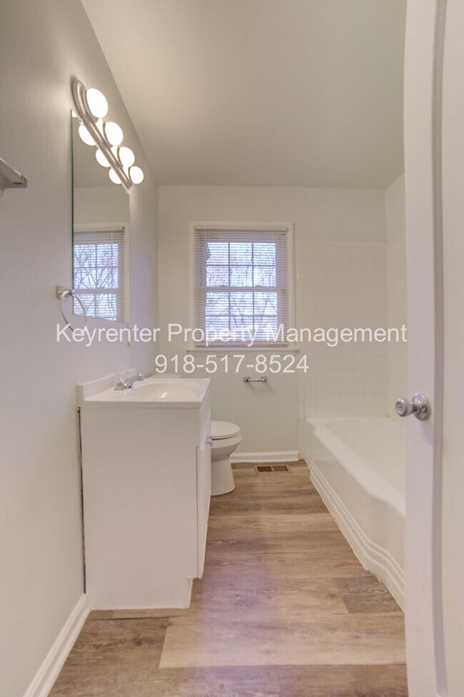 Building Photo - Gorgeous 2 Bedroom West Tulsa Home!