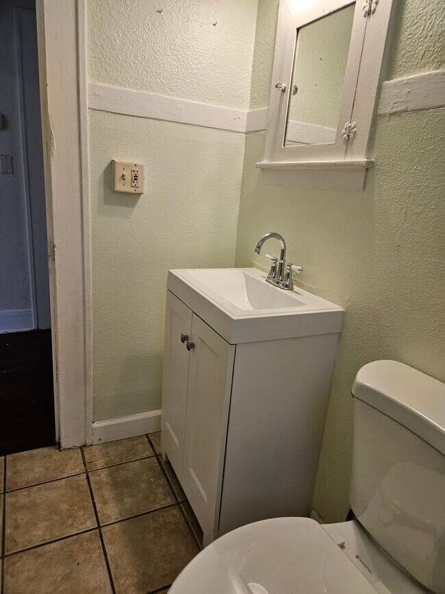 Building Photo - 1 Bed/1 Bath Apartment across from Hillsbo...