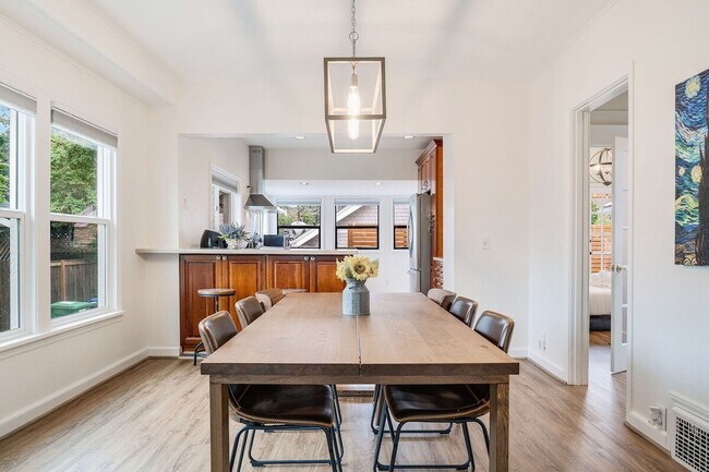 Building Photo - 2403 7th Ave W