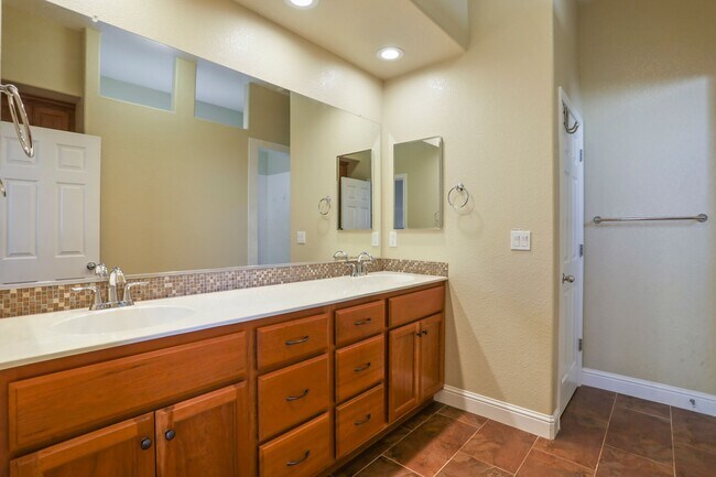 Building Photo - 1609 Maehl Dr