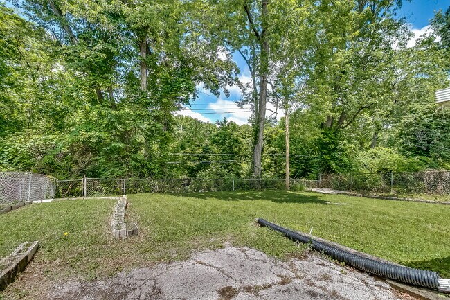 Building Photo - "Charming 3-Bedroom Retreat in St. Louis with Spacious Living!"