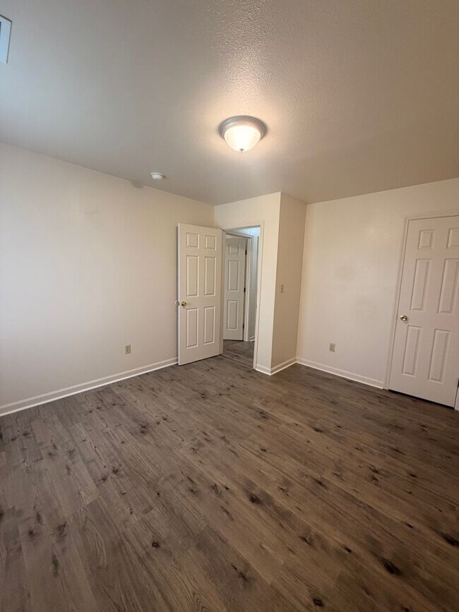 Building Photo - 2 Bed 2 Bath Duplex on Clearwater Way!