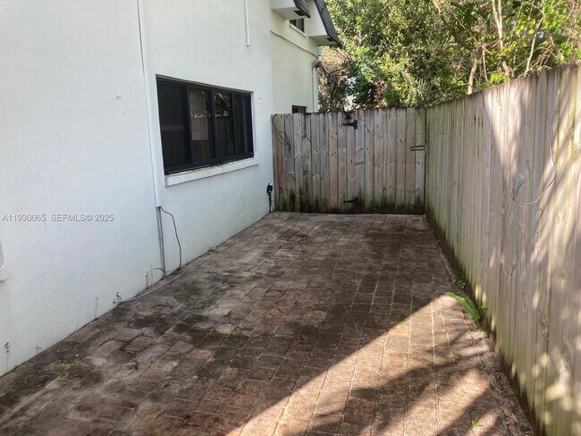 Building Photo - 5731 NE 18th Ave