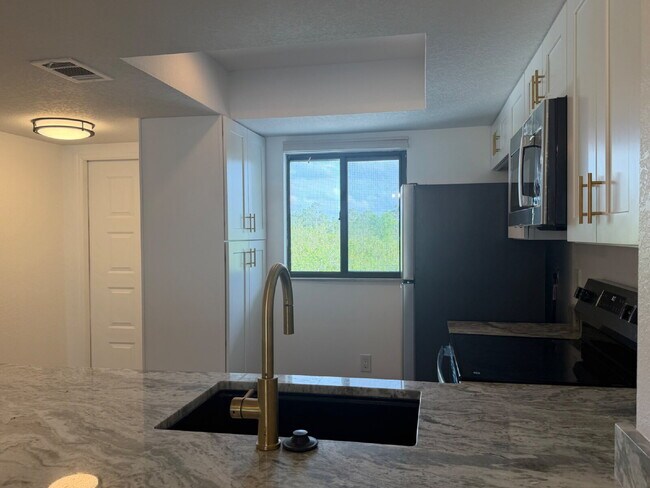 Building Photo - "Charming 2-Bed, 2-Bath Condo Retreat in Punta Gorda's Prime Location - 950 Sq Ft of Comfort!"