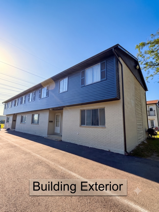 Building Photo - Freshly Renovated 3 Bedroom, 1.5 Bath Townhome in Joliet