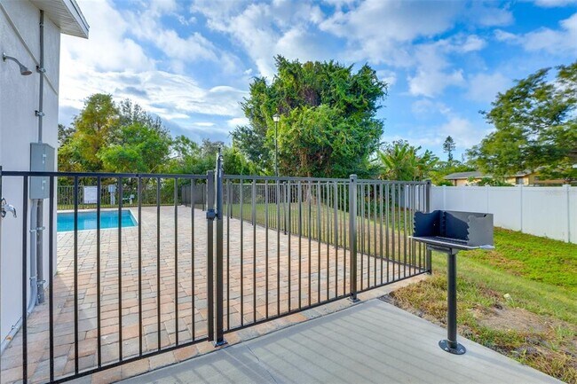 Building Photo - 2441 6th Ave Dr E