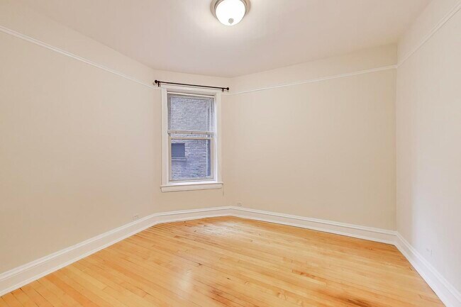 Building Photo - 4002 N Hermitage Ave