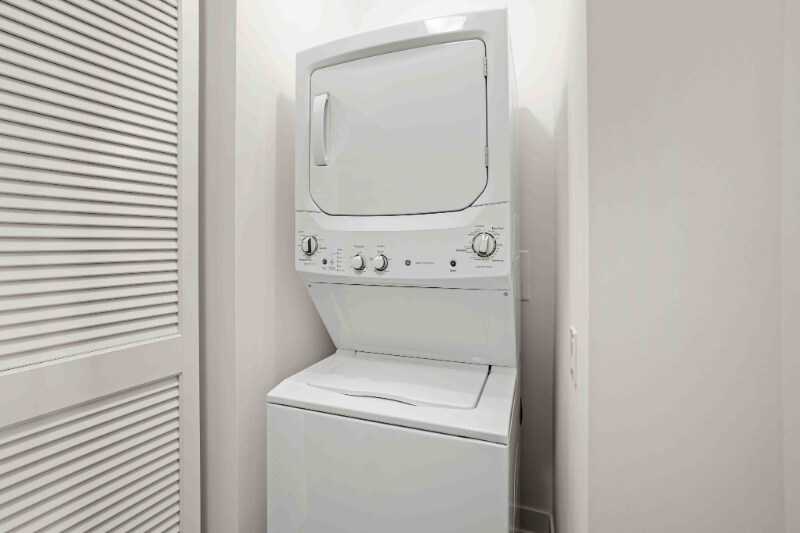 Building Photo - 998 S State St