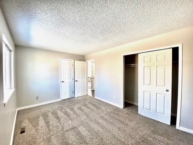 Building Photo - Lovely bi-level 3 bed/2 bath home with fen...