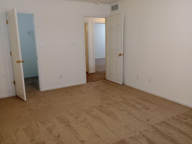 Building Photo - 1724 Louise Cir