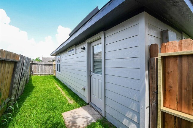 Building Photo - 6226 El Granate Dr