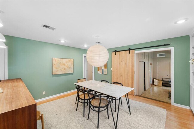 Building Photo - 2402 Rockingham Cir