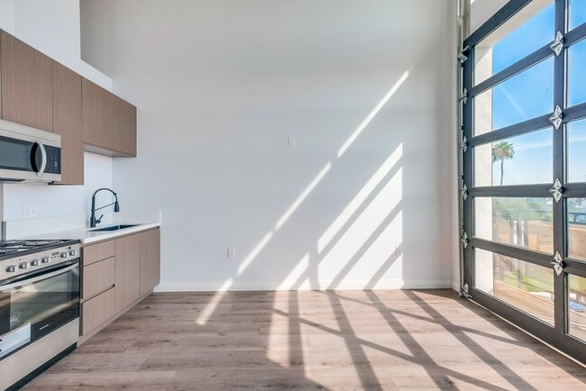 Building Photo - Prime Koreatown Brand New 2 Story Loft Style Unit! 6 Weeks Free Rent Concession
