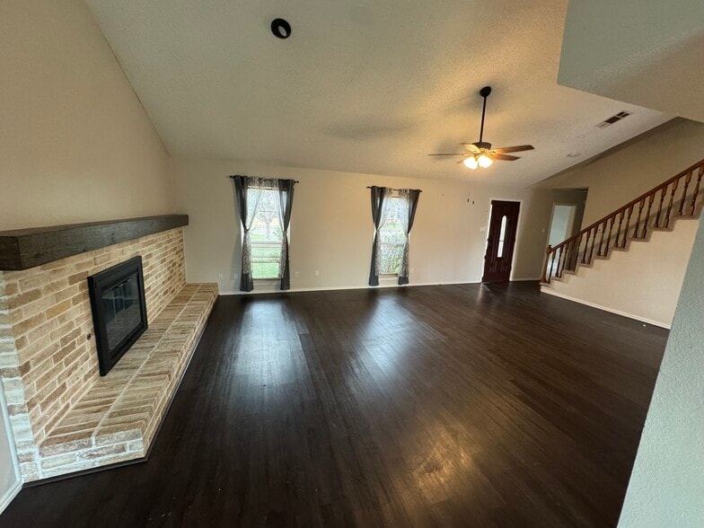Large living room - 3905 Picato Dr
