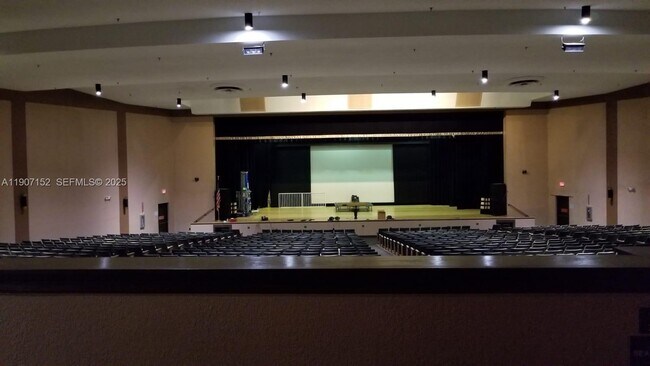 Building Photo - 534 Mansfield M